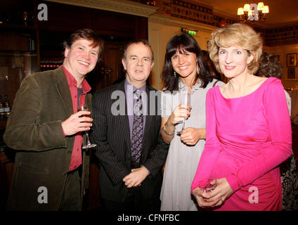 Marcus Berkmann, Ian Hislop, Sarah Jane Shannon et le thym, ancien de l'année 2011 tenue à Simpsons dans le Strand Londres - à l'intérieur. Londres, Angleterre - 10.02.11, Banque D'Images