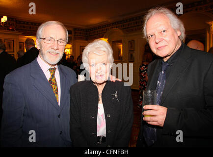 Andrew Sachs, June Whitfield et Brian MacArthur, ancien de l'année 2011 tenue à Simpsons dans le Strand Londres - à l'intérieur. Londres, Angleterre - 10.02.11, Banque D'Images