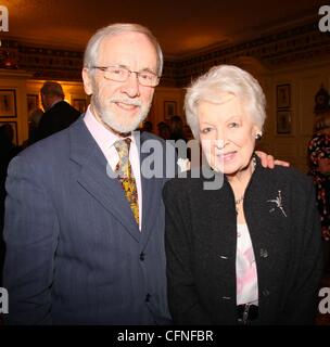 Andrew Sachs et June Whitfield, ancien de l'année 2011 tenue à Simpsons dans le Strand Londres - à l'intérieur. Londres, Angleterre - 10.02.11, Banque D'Images