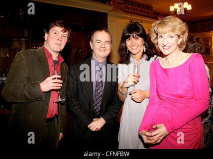 Marcus Berkmann, Ian Hislop, Sarah Jane Shannon et le thym, ancien de l'année 2011 tenue à Simpsons dans le Strand Londres - à l'intérieur. Londres, Angleterre - 10.02.11, Banque D'Images