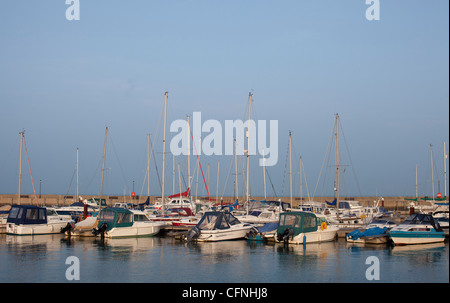 La voile des bateaux amarrés dans le Solent par Marina Ryde sur l'île de Wight, Angleterre. Banque D'Images