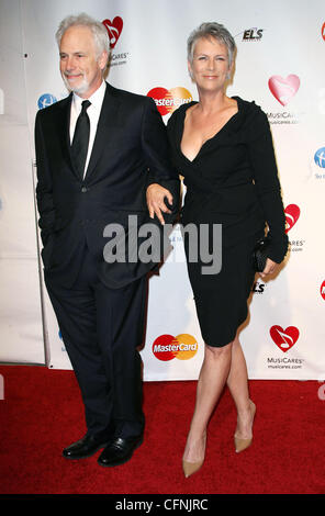 Pieter Jan Brugge et Jamie Lee Curtis MusiCares 2011 Personne de l'année hommage à Barbara Streisand a tenu au Los Angeles Convention Center à Los Angeles, Californie - 11.02.11 Banque D'Images