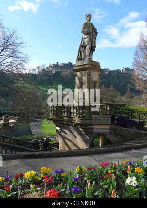 Statue du poète écossais Allan Ramsay à West Princes Street Gardens Edinburgh Scotland avec le Château d'Édimbourg en arrière-plan Banque D'Images