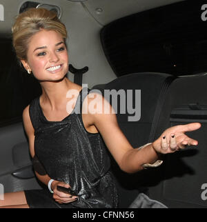 Emma Rigby quitte la Chambre de cristal au May Fair Hotel à l'arrière d'un taxi Londres, Angleterre - 12.02.11 Banque D'Images