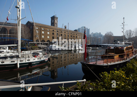 Des résidences privées et des yachts à St Katharine Docks marina, situé près de Tower Bridge sur la Tamise Banque D'Images