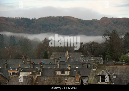 Vue sur Ambleside sur matin brumeux dans le Lake District Cumbria UK Banque D'Images