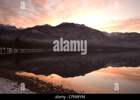 Les Alpes Juliennes reflète dans le lac de Bohinj au premier coucher de soleil de la nouvelle année, le parc national du Triglav, en Slovénie Banque D'Images