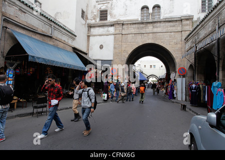 Les touristes dans la zone des habous à Casablanca, Maroc Banque D'Images