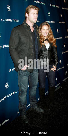 Chris Hemsworth, Elsa Pataky, Mercedes-Benz IMG New York Fashion Week Automne 2011 - G-Star - à l'intérieur du hall des arrivées. La ville de New York, USA - 12.02.11 Banque D'Images