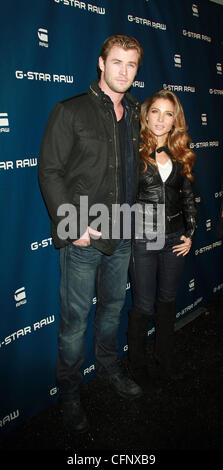 Chris Hemsworth, Elsa Pataky, Mercedes-Benz IMG New York Fashion Week Automne 2011 - G-Star - à l'intérieur du hall des arrivées. La ville de New York, USA - 12.02.11 Banque D'Images