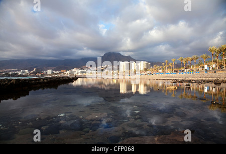 Station balnéaire et de réflexion dans l'eau à Playa de las Americas, Tenerife Banque D'Images