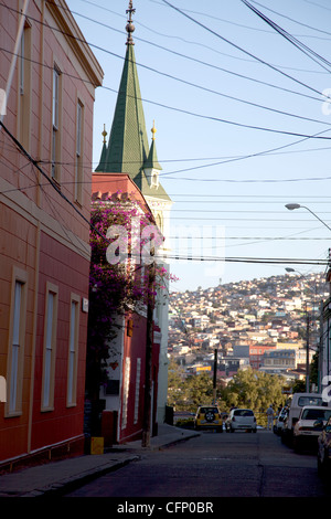 Les couverts de graffitis rues pavées de Valparaiso, Chili Liste du patrimoine mondial de l'UNESCO ville portuaire. Banque D'Images