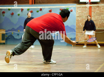 Body Diversity UK dans le sport; un homme obèse jouant un jeu de Badminton dans un club local, Royaume-Uni Banque D'Images