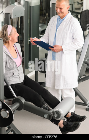 Thérapeute physique aider hommes senior woman exercise at gym Banque D'Images