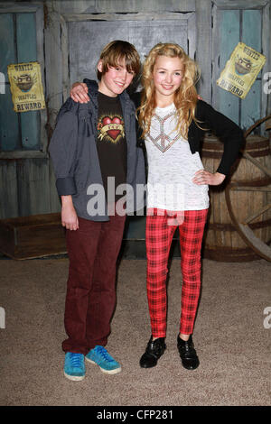 Specner Liste et Peyton List Los Angeles premiere de 'Rango' qui s'est tenue au Regency Village Theatre Westwood, Californie - 14.02.11 Banque D'Images