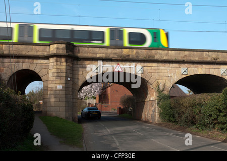 Viaduc Ferroviaire de Wolston village, Warwickshire, England, UK Banque D'Images