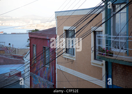 Les couverts de graffitis rues pavées de Valparaiso, Chili Liste du patrimoine mondial de l'UNESCO ville portuaire. Banque D'Images