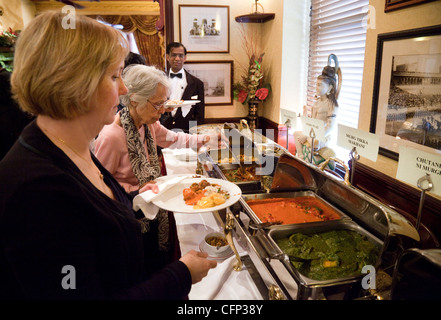 Les gens eux-mêmes servant de la nourriture dans le restaurant indien Tamasha, Bromley, Kent UK Banque D'Images