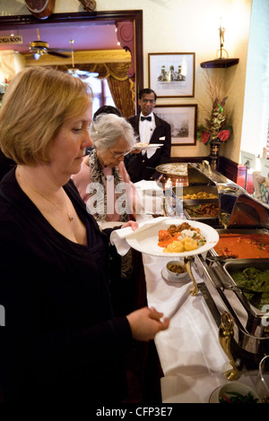 Les gens eux-mêmes servant de la nourriture dans le restaurant indien Tamasha, Bromley, Kent UK Banque D'Images