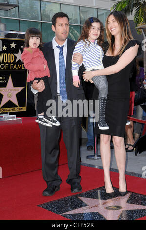 Adam Sandler avec sa femme Jackie et ses filles Sadie et ensoleillée, Adam Sandler est honoré sur le Hollywood Walk of Fame et reçoit son Étoile au cours d'une cérémonie spéciale à Hollywood. Los Angeles, Californie - 01.02.11 Banque D'Images