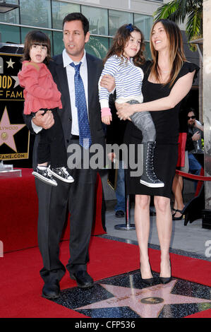 Adam Sandler avec sa femme Jackie et ses filles Sadie et ensoleillée, Adam Sandler est honoré sur le Hollywood Walk of Fame et reçoit son Étoile au cours d'une cérémonie spéciale à Hollywood. Los Angeles, Californie - 01.02.11 Banque D'Images