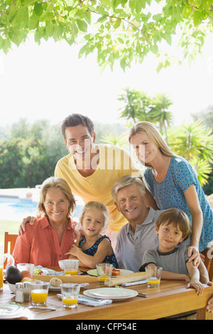 Multi-generation family at breakfast table outdoors Banque D'Images