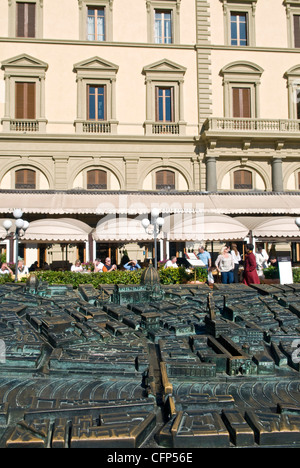 Cafe Paszkowsky et bronze modèle de centre-ville de Florence, Piazza della Repubblica, Florence, Toscane, Italie. L'Europe Banque D'Images