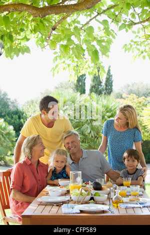 Multi-generation family prendre le petit déjeuner dehors Banque D'Images