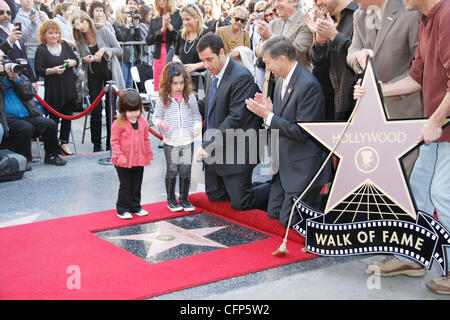 Adam Sandler avec sa femme et ses enfants Adam Sandler est honoré sur le Hollywood Walk of Fame et reçoit son Étoile au cours d'une cérémonie spéciale à Hollywood. Los Angeles, Californie - 01.02.11 Banque D'Images