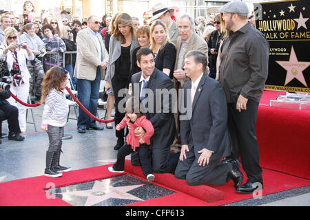 Adam Sandler avec sa femme et ses enfants Adam Sandler est honoré sur le Hollywood Walk of Fame et reçoit son Étoile au cours d'une cérémonie spéciale à Hollywood. Los Angeles, Californie - 01.02.11 Banque D'Images