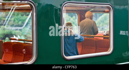 Jeune garçon à prendre des photos sur la Flam Railway, la Norvège Banque D'Images