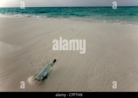 Message dans une bouteille sur une plage tropicale, l'île de Kuramathi, Ari Atoll, Maldives, océan Indien, Asie Banque D'Images