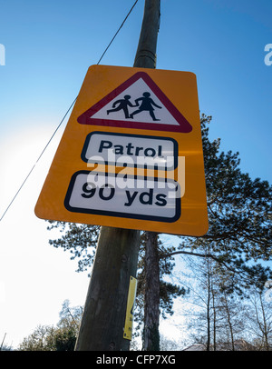 Le panneau de signalisation avertissant qu'il y a un franchissement de l'avant. patrouillé Gloucestershire England UK Banque D'Images