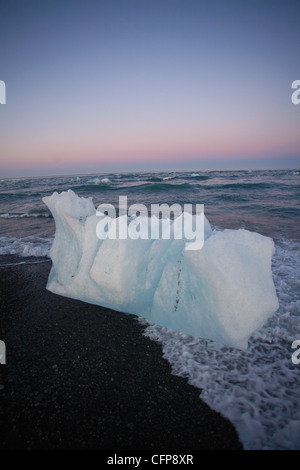 Grand morceau de glace échoués sur la plage, Jokulsarlon glacial lagoon, Iceland Banque D'Images