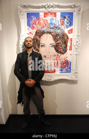 Artiste Zoobs se trouve à côté de son parchemin de Kate Middleton intitulé God Save the future reine sur l'affichage à l'Opera Gallery de Londres, en Angleterre. 100 % des profits de la pièce, au prix de £ 20 000 iront à l'organisme de bienfaisance La liberté de la souffrance Londres, Angleterre - 04.02.11 ** Non disponible pour publication Banque D'Images