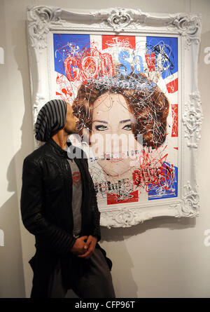 Artiste Zoobs se trouve à côté de son parchemin de Kate Middleton intitulé God Save the future reine sur l'affichage à l'Opera Gallery de Londres, en Angleterre. 100 % des profits de la pièce, au prix de £ 20 000 iront à l'organisme de bienfaisance La liberté de la souffrance Londres, Angleterre - 04.02.11 ** Non disponible pour publication Banque D'Images