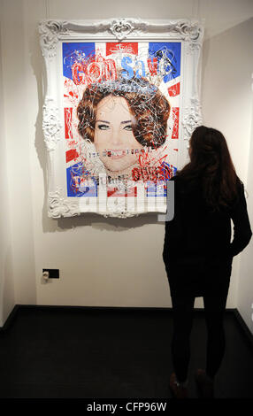 Artiste Zoobs se trouve à côté de son parchemin de Kate Middleton intitulé God Save the future reine sur l'affichage à l'Opera Gallery de Londres, en Angleterre. 100 % des profits de la pièce, au prix de £ 20 000 iront à l'organisme de bienfaisance La liberté de la souffrance Londres, Angleterre - 04.02.11 ** Non disponible pour publication Banque D'Images