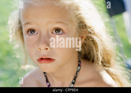 Petite fille jusqu'à la hâte, portrait Banque D'Images