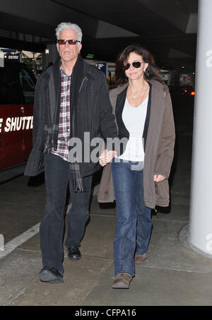 Ted Danson et son épouse Mary Steenburgen arrivent à LAX sur un vol de New York City Los Angeles, Californie - 04.02.11 Banque D'Images