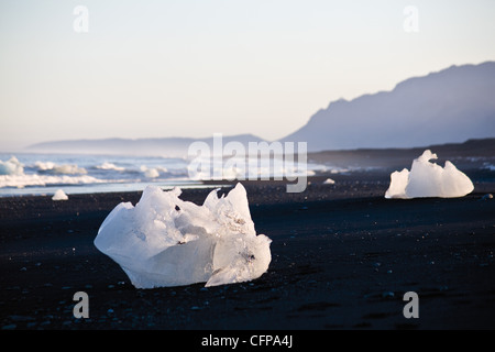 De grands morceaux de glace échoués sur la plage, Jokulsarlon glacial lagoon, Iceland Banque D'Images