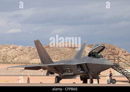 USAF F-22 Raptor la supériorité aérienne fighter sur un sol de la préparation de l'équipage de vol. Piste en désert. Banque D'Images