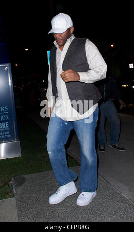 Tyler Perry tient sa tête en bas à l'extérieur BOA steakhouse West Hollywood Los Angeles, Californie, USA - 04.02.11 Banque D'Images