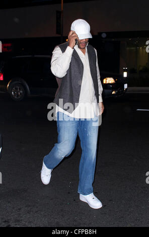 Tyler Perry sur son téléphone portable à l'extérieur BOA steakhouse West Hollywood Los Angeles, Californie, USA - 04.02.11 Banque D'Images