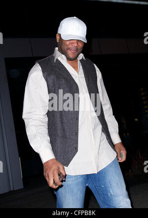 Tyler Perry tient sa tête en bas à l'extérieur BOA steakhouse West Hollywood Los Angeles, Californie, USA - 04.02.11 Banque D'Images