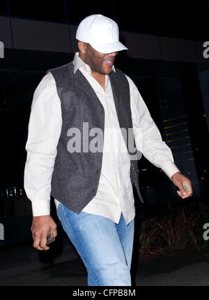 Tyler Perry tient sa tête en bas à l'extérieur BOA steakhouse West Hollywood Los Angeles, Californie, USA - 04.02.11 Banque D'Images