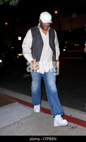 Tyler Perry tient sa tête en bas à l'extérieur BOA steakhouse West Hollywood Los Angeles, Californie, USA - 04.02.11 Banque D'Images