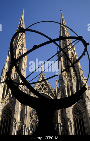 La statue de l'Atlas donne directement sur l'entrée principale de St. Cathédrale Patrick du bâtiment international du Rockefeller Center, 2023, New York, États-Unis Banque D'Images