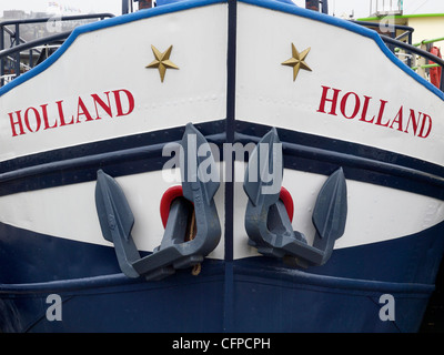 Voile avec deux ancres de bateau est nommé d'Hollande. Amsterdam Pays-Bas Banque D'Images