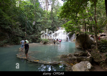 Après la saison des pluies, les chutes d'Erawan (Kanchanaburi-Thailand). La cascade d'Erawan après la saison des pluies (Thaïlande) Banque D'Images