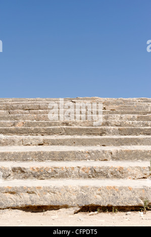 Phaistos. La Crète. La Grèce. Vue sur le Grand Escalier avec ses douze marches creusées en partie dans le roc qui mènent jusqu'à la Banque D'Images